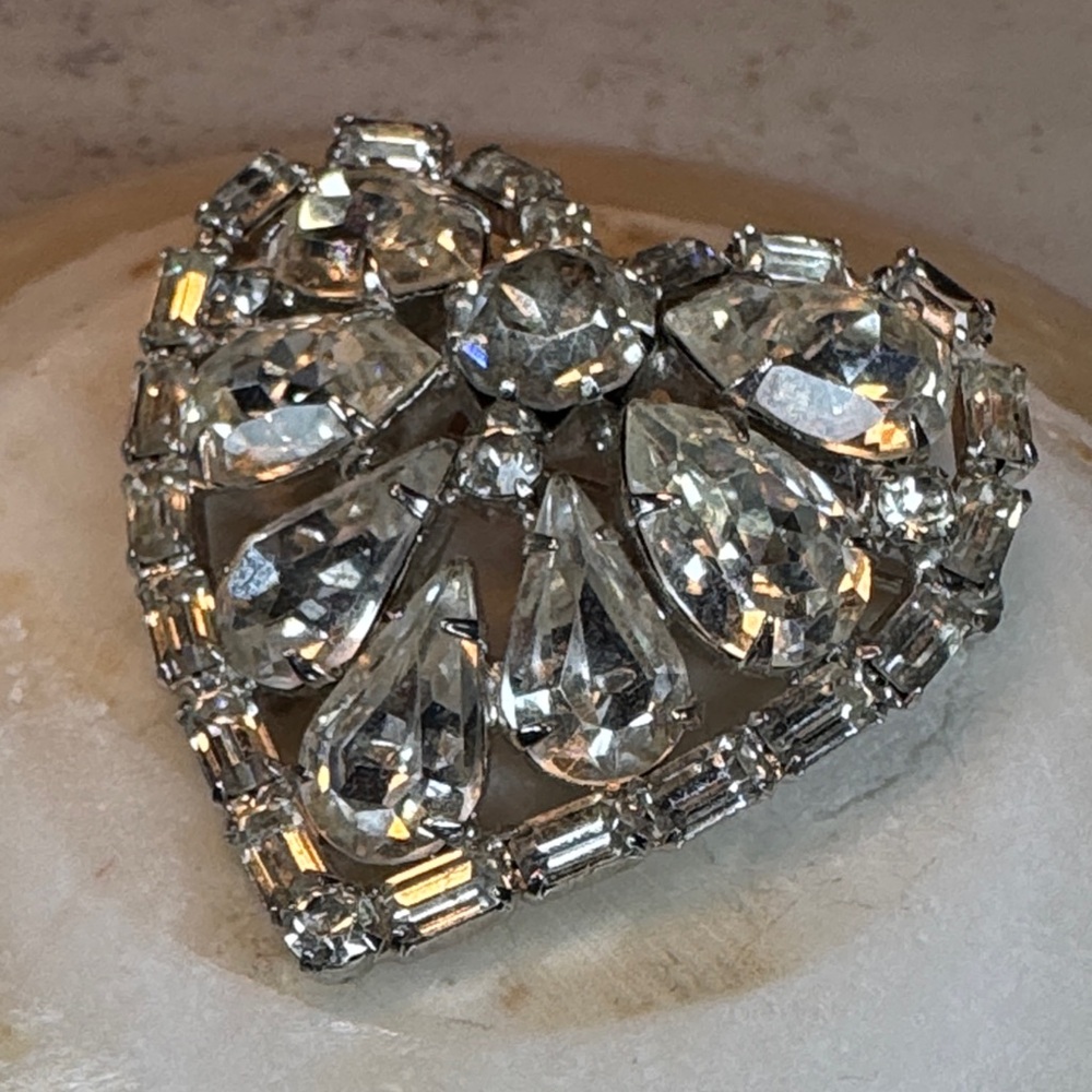 Albert Weiss vintage rhinestone-encrusted heart-shaped brooch. - Picture 2 of 12